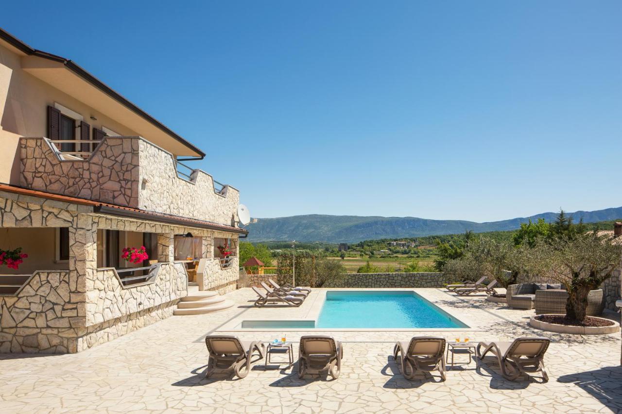 Villa Vesna With Sauna, Hot Tub Potpican Bagian luar foto