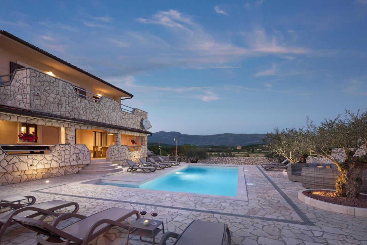Villa Vesna With Sauna, Hot Tub Potpican Bagian luar foto